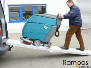 maniobra de carga de fregadora con rampa plegable PAO