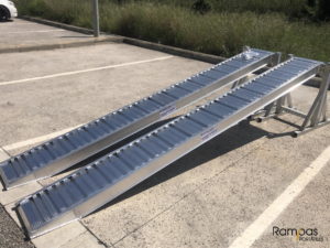rampas de 350 cm apoyadas sobre caballetes de 80 cm de alto