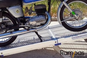 Mono rampa VR plegable AnyRamp con bordes de 0,82 metros de ancho moto