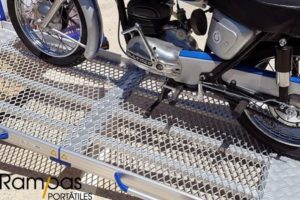 Mono rampa VR plegable AnyRamp con bordes de 0,82 metros de ancho moto