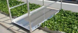 pasarela de aluminio con barandillas abatibles