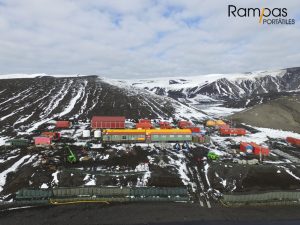 campo base de españa en la antartida con nuestras rampas