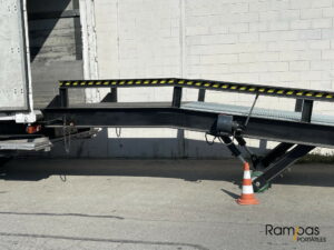 rampa para contenedores marítimos sobre camión