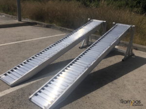 detalle de rampas de aluminio apoyadas sobre caballetes