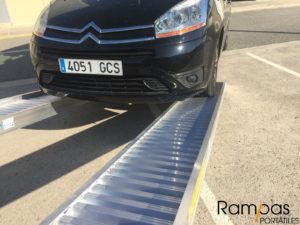 rampas con coche citroen encima