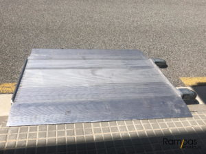 tapa muelle de carga apoyada en acerado 15 cm